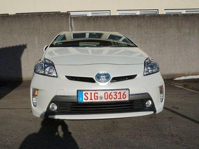 Weiß Gebraucht 2015 Toyota Prius Plug-in Hybrid Comfort Kleinwagen | 11.999 €