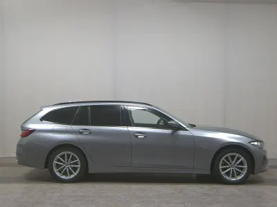Gebraucht BMW 330 184 PS (135 kW) 2023 Grau Kombi