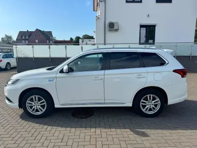 Gebraucht Mitsubishi Outlander P-HEV Basis 135 PS (99 kW) 2019 Weiß SUV