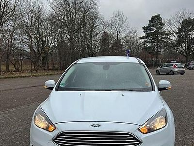 Gebraucht Ford Focus Titanium 120 PS (88 kW) 2017 Weiß Kombi