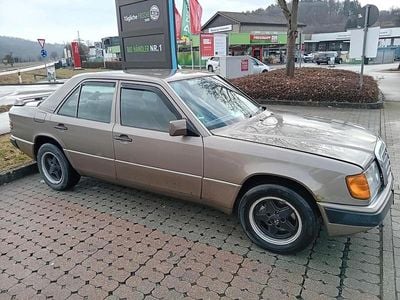 Gold Gebraucht 1990 Mercedes E230 Limousine | 1.750 €