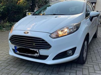 Weiß Gebraucht 2014 Ford Fiesta Kleinwagen | 5.000 €