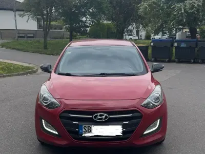 Gebraucht Hyundai i30 110 PS (80 kW) 2015 Rot Kleinwagen