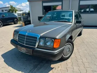 Gebraucht Mercedes 230 132 PS (97 kW) 1987 Beige Limousine