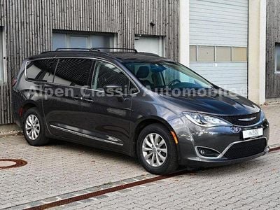 Grau Gebraucht 2017 Chrysler Pacifica Van / Kleinbus | 14.900 € (Etwas zu teuer)