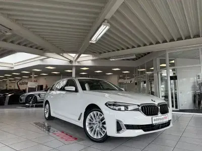 Gebraucht BMW 520 Luxury Line 190 PS (139 kW) 2023 Alpinweiss iii Kombi