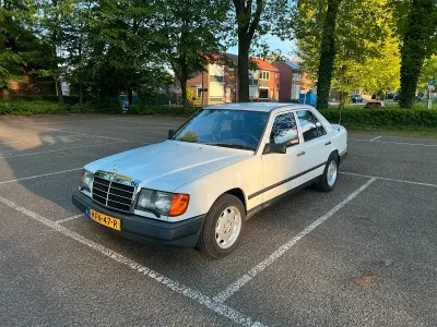 Gebraucht Mercedes E230 132 PS (97 kW) 1987 Weiß Limousine