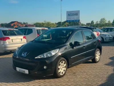 Gebraucht Peugeot 207 Forever 73 PS (53 kW) 2011 Schwarz Limousine