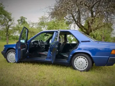 Używany Mercedes 190 Avantgarde 136 KM (100 kW) 1992 Niebieski Sedan/Limuzyna
