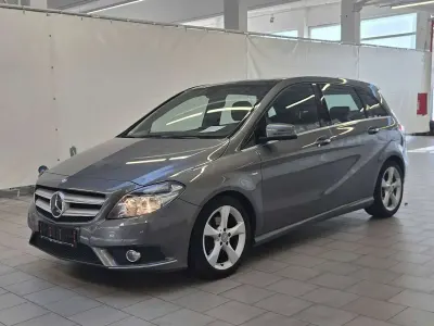 Gebraucht Mercedes B200 156 PS (114 kW) 2012 Mountaingrau  met. Kleinwagen