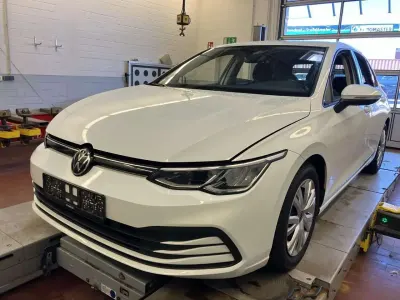 Gebraucht VW Golf VII Life 150 PS (110 kW) 2021 Weiß Kleinwagen