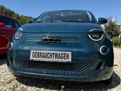 Gebraucht Fiat 500e La Prima 86 kW (118 PS) 2023 Colore esterno (ozean grün) Kleinwagen