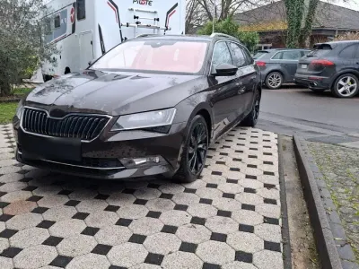 Gebraucht Skoda Superb LAURIN & KLEMENT 150 PS (110 kW) 2017 Braun Kombi