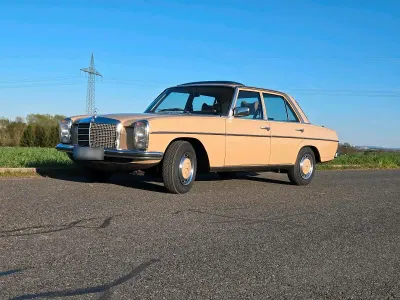 Second-hand Mercedes W114 120 CP (88 kW) 1976 Bej Berlinǎ
