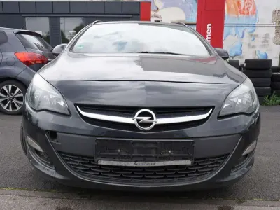 Usata Opel Astra Edition 110 CV (80 kW) 2014 Nero Station wagon