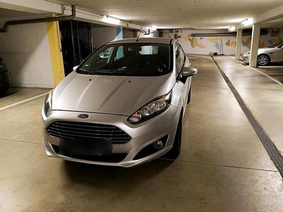 Usata Ford Fiesta 82 CV (60 kW) 2015 Argento Utilitaria