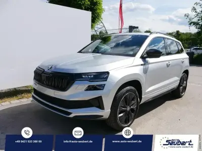 Neu Skoda Karoq SportLine 190 PS (139 kW) 2025 Brillant silber metallic SUV