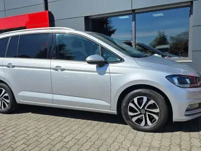 Używany VW Touran Active 150 KM (110 kW) 2022 Srebrny Minivan
