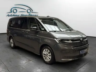 Gebraucht VW Multivan Life 150 PS (110 kW) 2023 Grau Van / Kleinbus