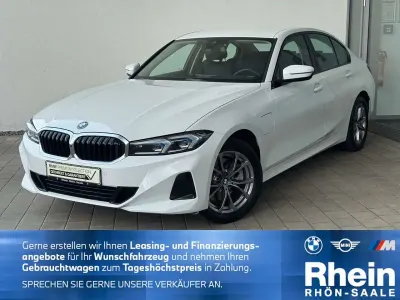 Gebraucht BMW 330e Sport Line 292 PS (214 kW) 2025 Weiß Limousine