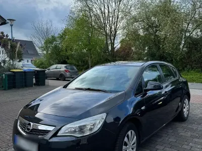 Gebraucht Opel Astra Innovation 101 PS (74 kW) 2012 Schwarz Kleinwagen