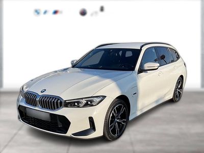 Weiß Gebraucht 2022 BMW 320e M Sport Kombi | 35.380 €
