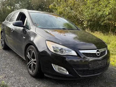 Używany Opel Astra Design Edition 110 KM (80 kW) 2011 Czarny Sedan/Limuzyna