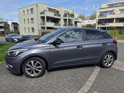 Gebraucht Hyundai i20 Passion 84 PS (61 kW) 2018 Grau Limousine