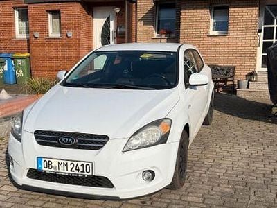 Gebraucht Kia Ceed Spirit 125 PS (91 kW) 2010 Weiß Kleinwagen