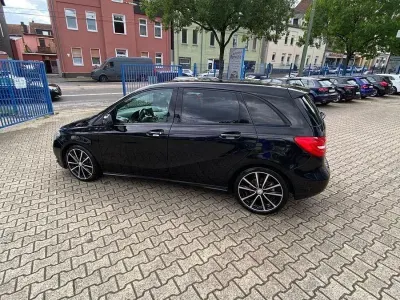 Gebraucht Mercedes B200 Edition 156 PS (114 kW) 2012 Schwarz Kleinwagen