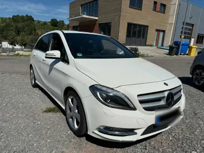 Gebraucht Mercedes B180 Sport 122 PS (89 kW) 2013 Weiß Van / Kleinbus