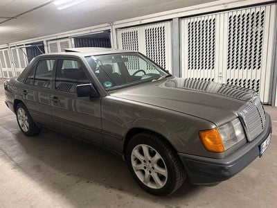 Usata Mercedes E230 136 CV (100 kW) 1987 Marrone Berlina