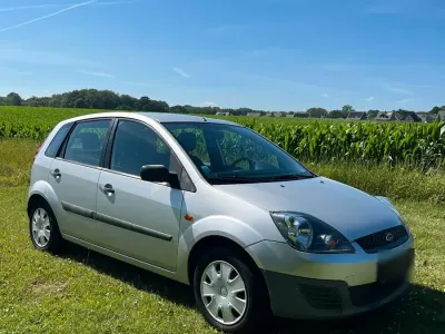 Gebraucht Ford Fiesta 60 PS (44 kW) 2007 Silber Kleinwagen