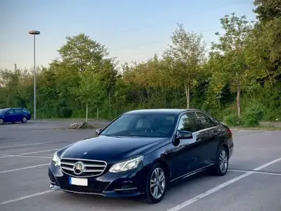 Używany Mercedes E300 252 KM (185 kW) 2013 Niebieski Sedan/Limuzyna