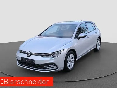 Usata VW Golf VIII Life 131 CV (96 kW) 2023 Argento Berlina