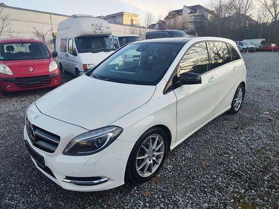 Gebraucht Mercedes B250 211 PS (155 kW) 2012 Weiß Van / Kleinbus