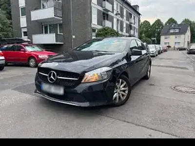 Gebraucht Mercedes A180 AMG line 109 PS (80 kW) 2016 Schwarz Kleinwagen