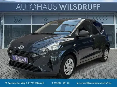Neu Hyundai i10 Comfort 63 PS (46 kW) 2025 Grau Kleinwagen