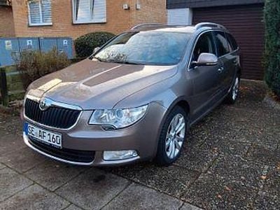 Używany Skoda Superb Elegance 140 KM (102 kW) 2012 Szary Kombi