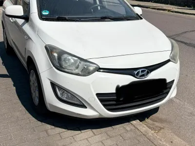 Gebraucht Hyundai i20 Edition 86 PS (63 kW) 2012 Weiß Kleinwagen