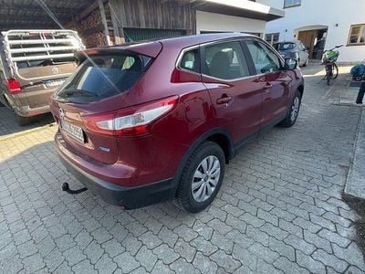 Gebraucht Nissan Qashqai Acenta 110 PS (80 kW) 2016 Rot SUV
