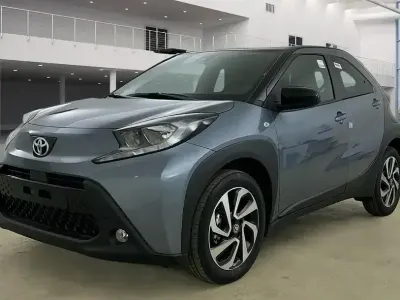 Neu Toyota Aygo X 72 PS (52 kW) 2025 Grau SUV