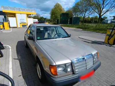 Gebraucht Mercedes E230 132 PS (97 kW) 1988 Beige Limousine