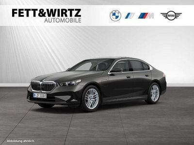 Sophistograu brillanteffekt metallic Gebraucht 2024 BMW 530e Limousine | 57.476 € (Guter Preis)