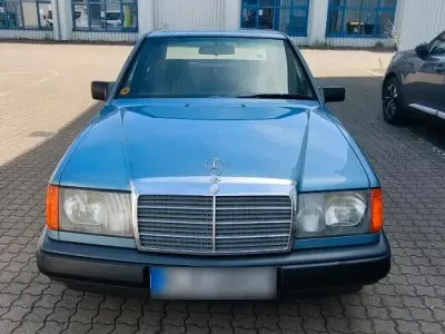 Usata Mercedes E230 132 CV (97 kW) 1989 Blu Berlina