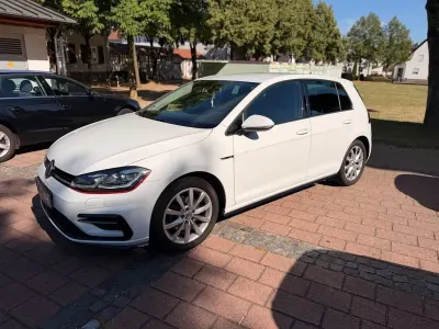 Gebraucht VW Golf VII Highline 150 PS (110 kW) 2019 Weiß Limousine