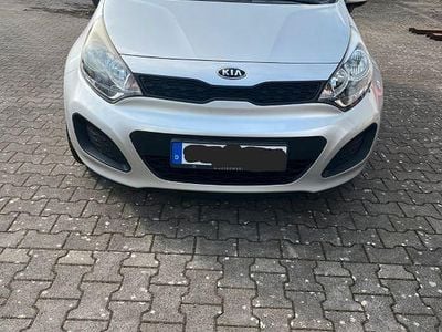 Gebraucht Kia Rio Attract 75 PS (55 kW) 2012 Silber Limousine