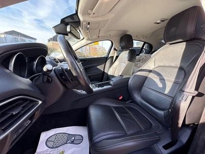 Gebraucht Jaguar XE 179 PS (131 kW) 2017 Rot Limousine