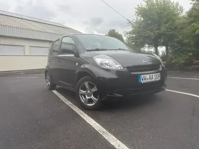 Gebraucht Daihatsu Sirion 91 PS (66 kW) 2010 Schwarz Kleinwagen