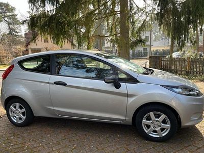 Gebraucht Ford Fiesta Ambiente 82 PS (60 kW) 2009 Grau Kleinwagen